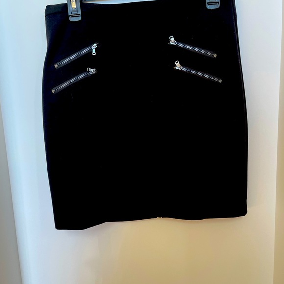 💋SALE💋 Paige black stretch skirt, back zipper, length 18’’, zip pockets Size M - Picture 1 of 4